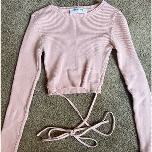Size: xs pink long sleeve with a tie at the bottom!!